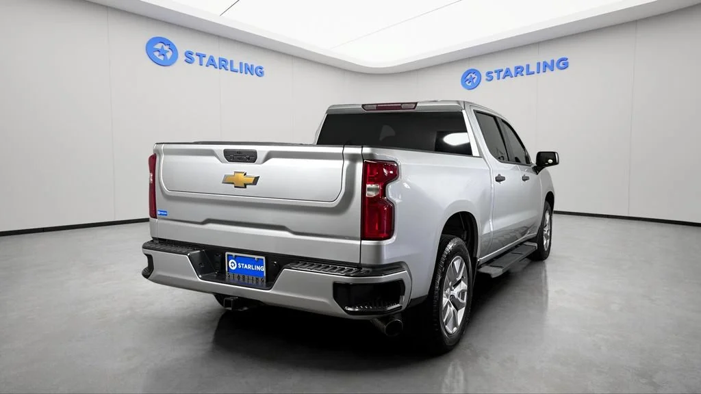 Used 2022 Silver Ice Metallic Chevrolet Custom image 9
