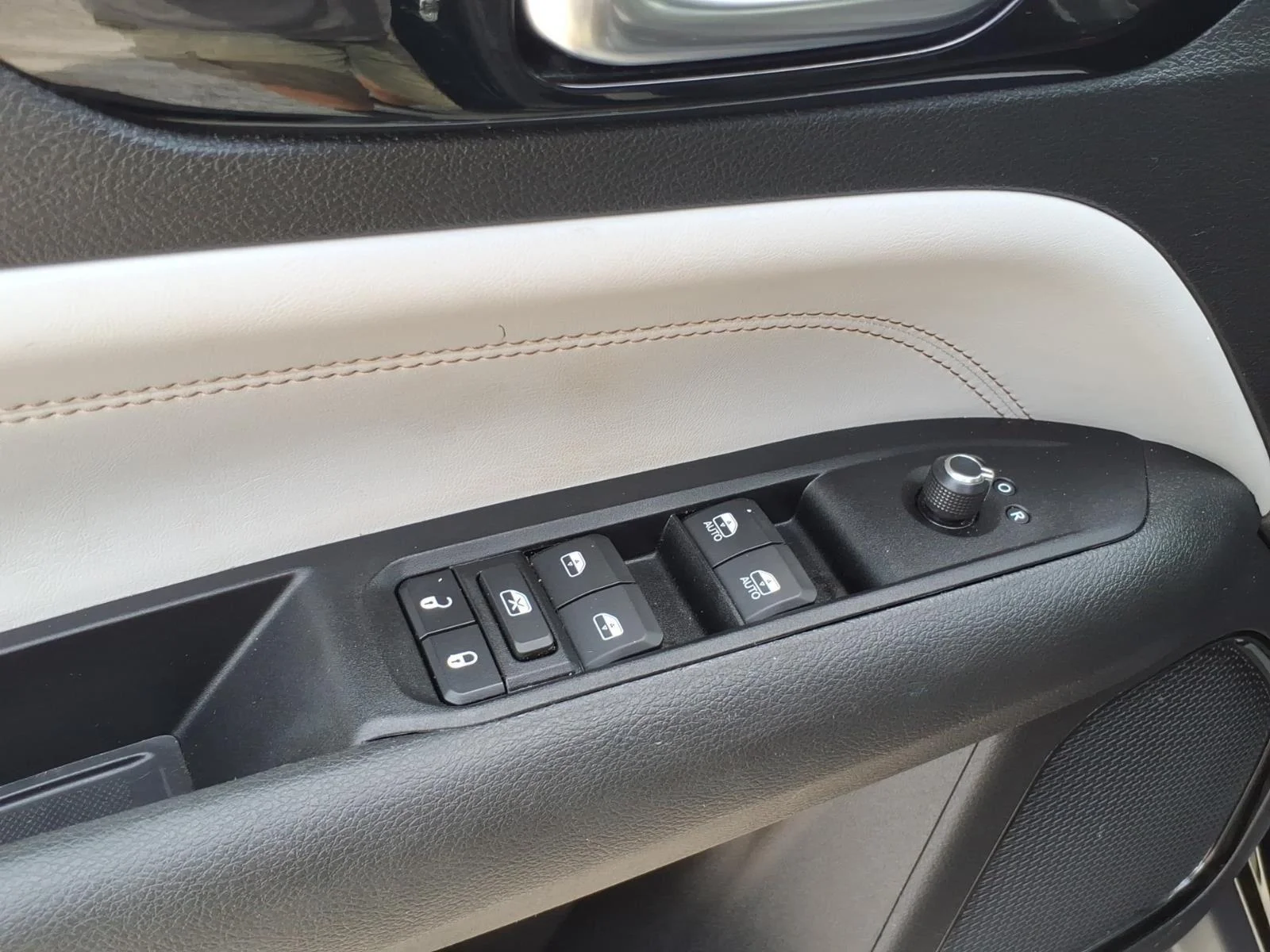 Used 2022 Diamond Black Crystal Pearlcoat Jeep Limited image 11