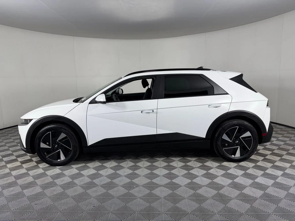 Used 2025 White Hyundai SEL image 9