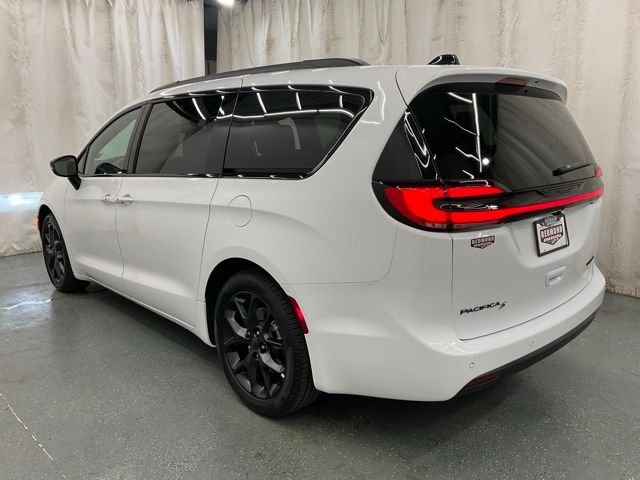 New 2027 Bright White Clear-Coat Exterior Paint Chrysler Limited image 5