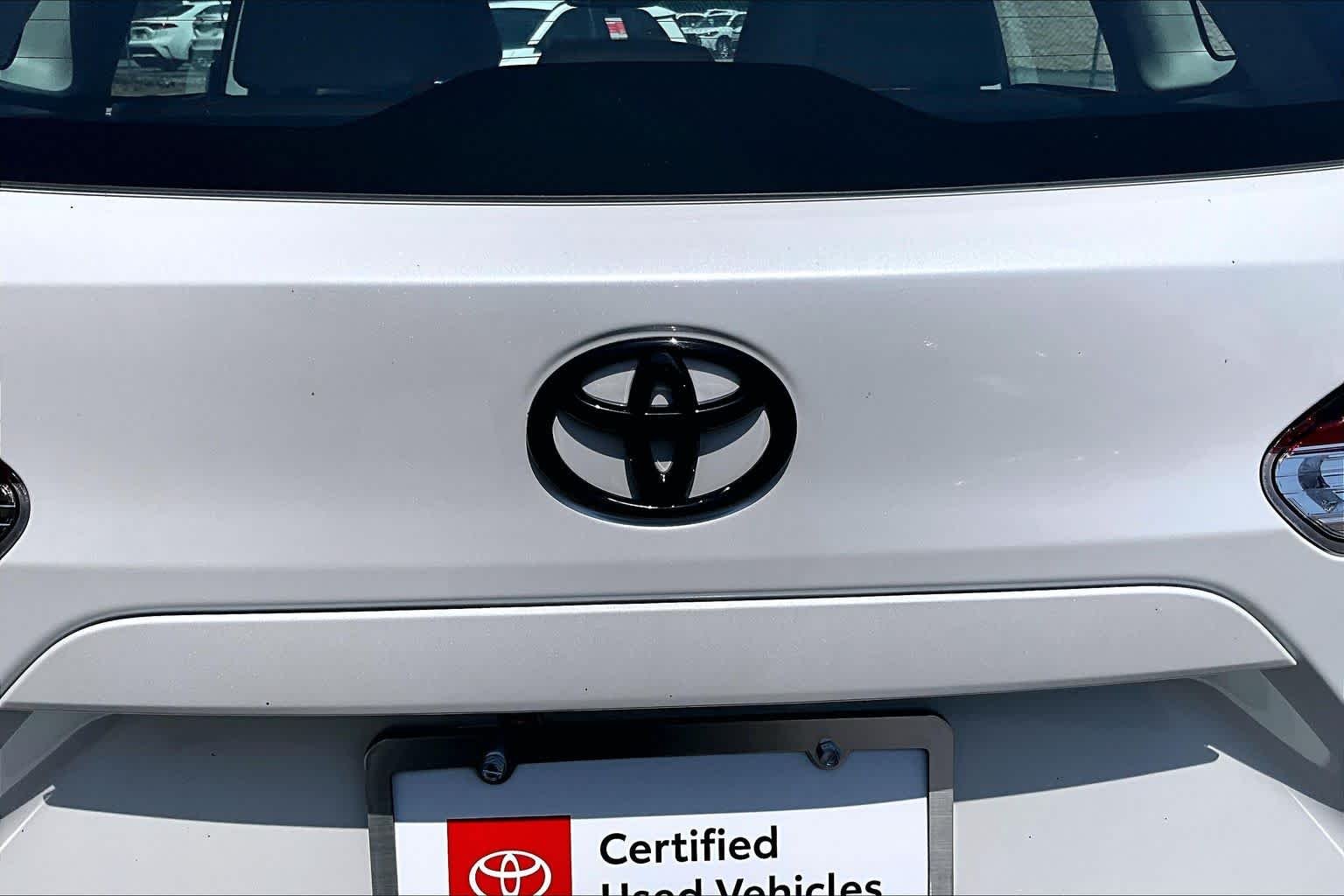 Used 2025 Wind Chill Pearl Toyota L image 31