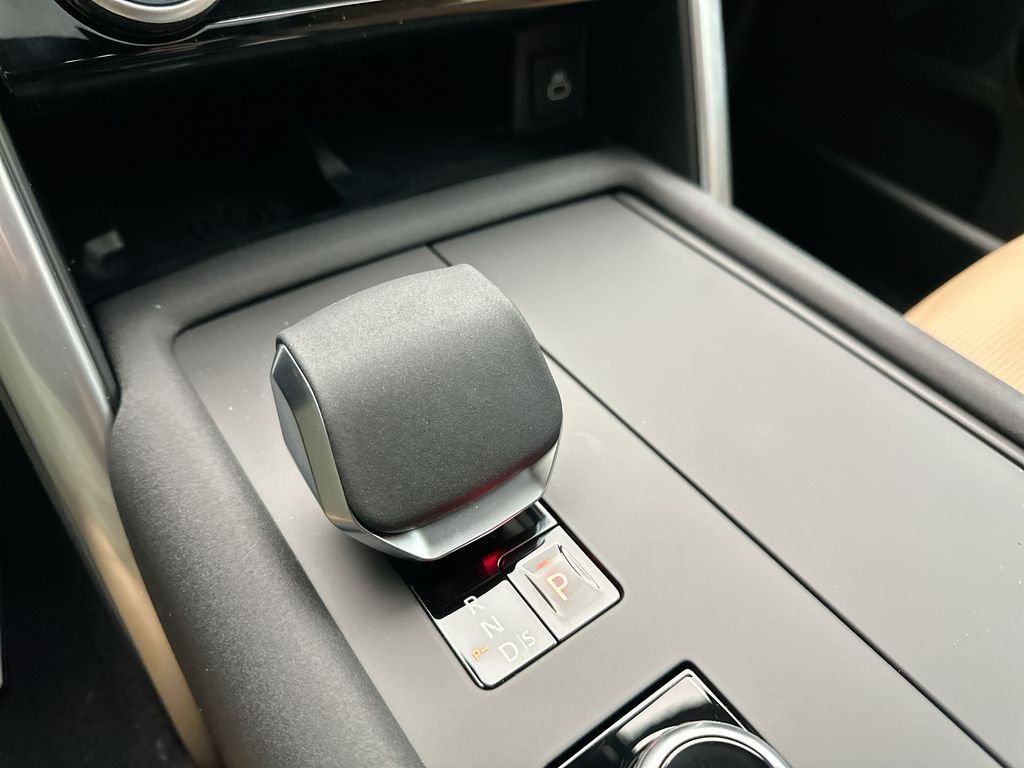 Used 2025 Fuji White Land Rover Dynamic SE image 10