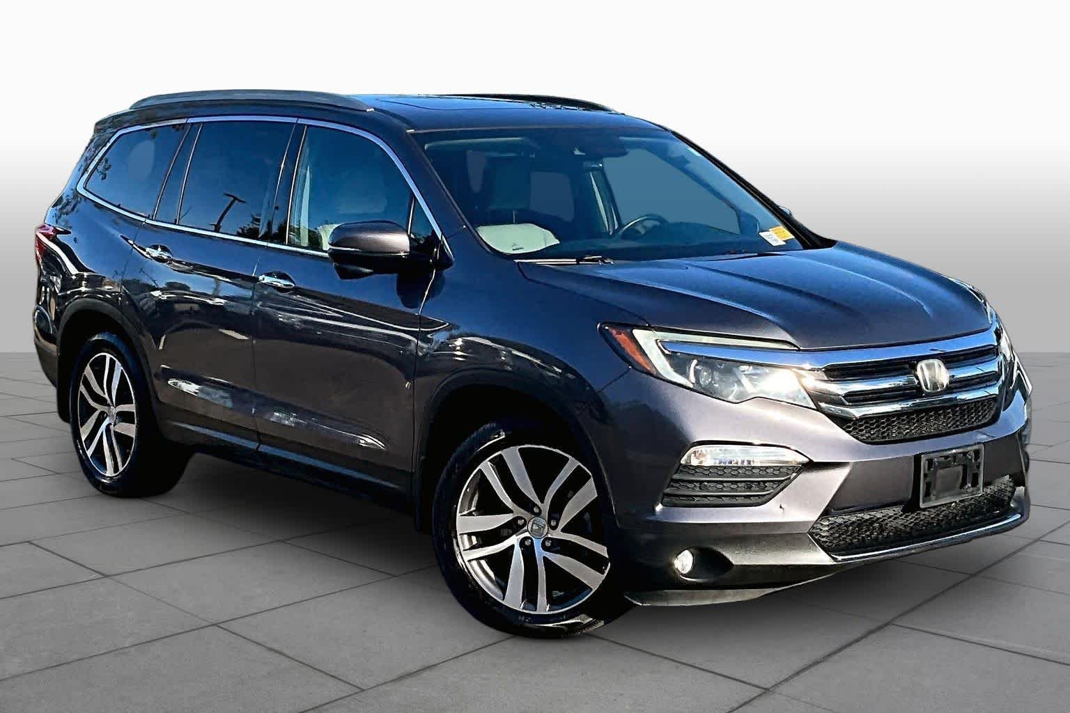Used 2018 Crystal Black Pearl Honda Touring image 3