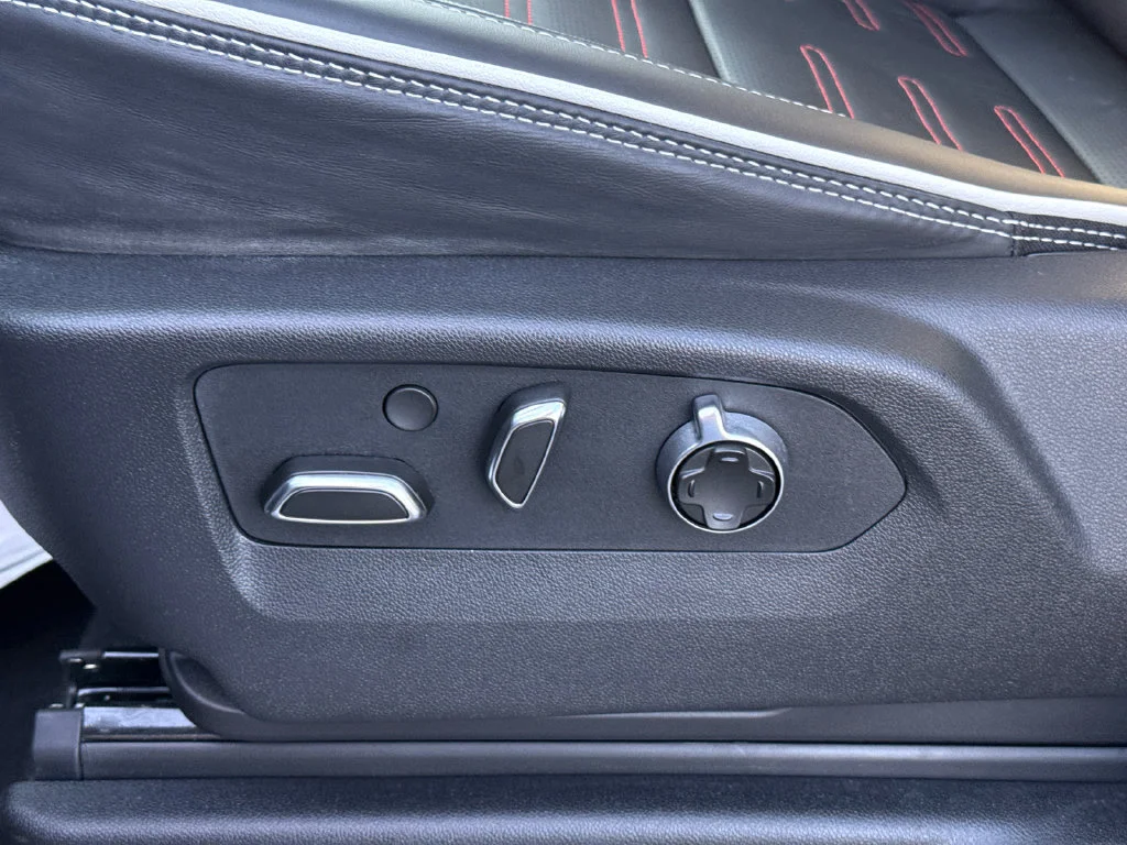 2025 GMC Yukon AT4 Ultimate - Photo 18