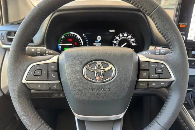 New 2026 Wind Chill Pearl <sup>1</sup> Toyota  XLE image 26