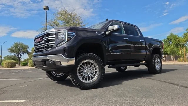 Used 2025 Silver GMC SLT image 33
