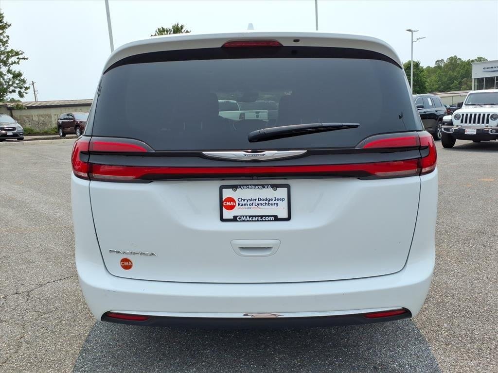 Used 2022 Bright White Clearcoat Chrysler Touring L image 5