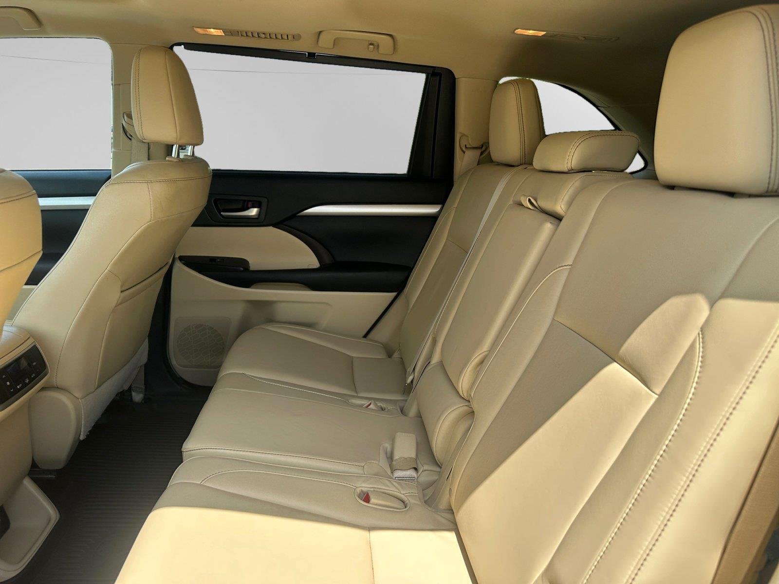 Used 2016 Creme Brulee Mica Toyota XLE image 12