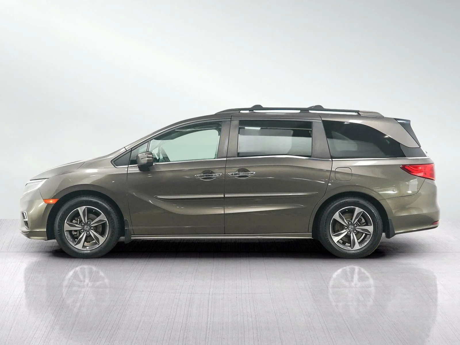 Used 2018 Pacific Pewter Metallic Honda Touring Auto image 2