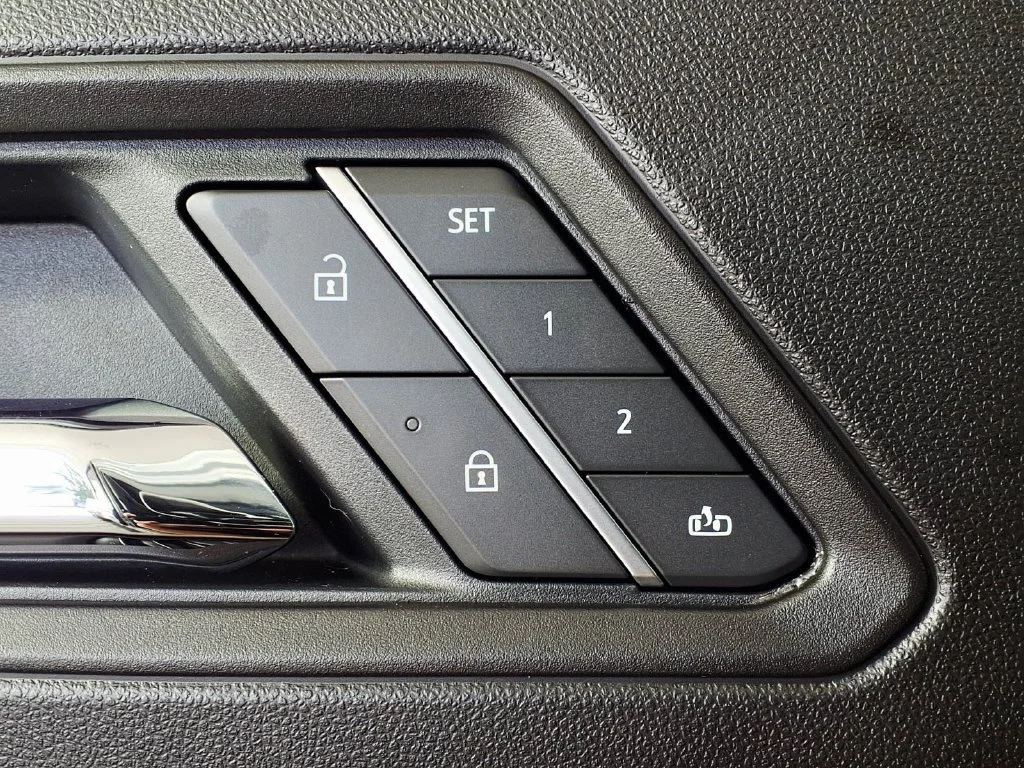 Used 2025 Sterling Metallic GMC Denali image 18
