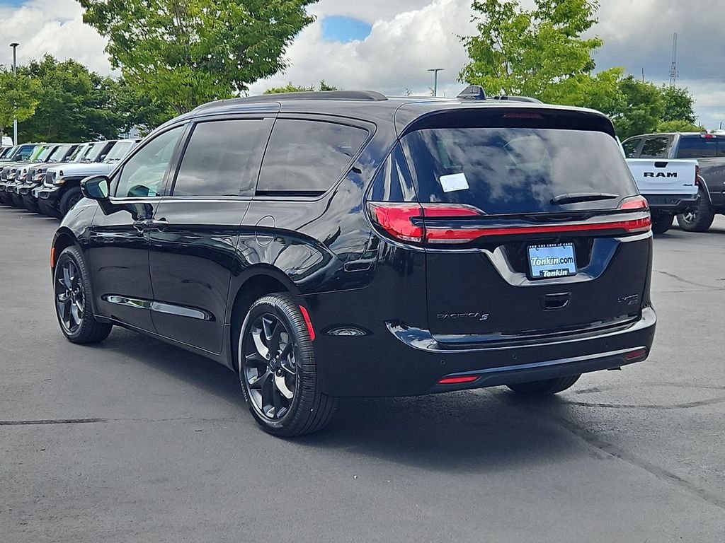New 2027 Diamond Black Crystal Pearl-Coat Exterior Paint Chrysler Limited image 4