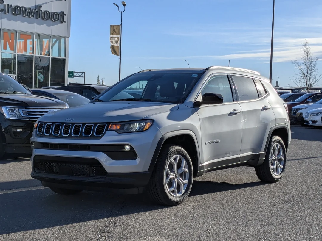 New 2026 Silver Jeep North - - 4x4 - Panoramic Sunroof - Alpine Audio - Adaptive Cruise - Power Liftgate & More! image 4