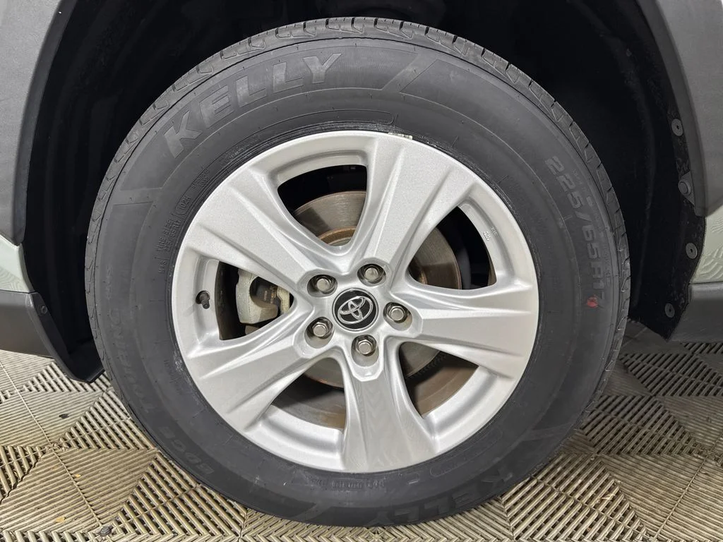 Certified Used 2020  Toyota XLE image 13