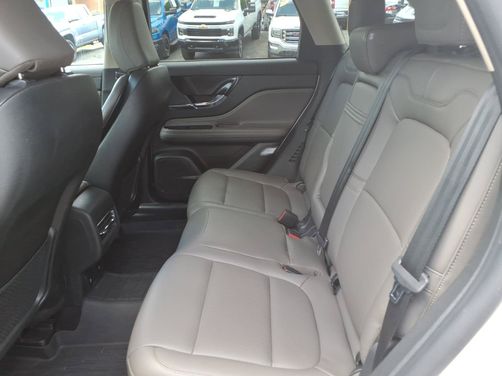 Used 2025 Crystal White Metallic Clearcoat Lincoln Premiere image 13