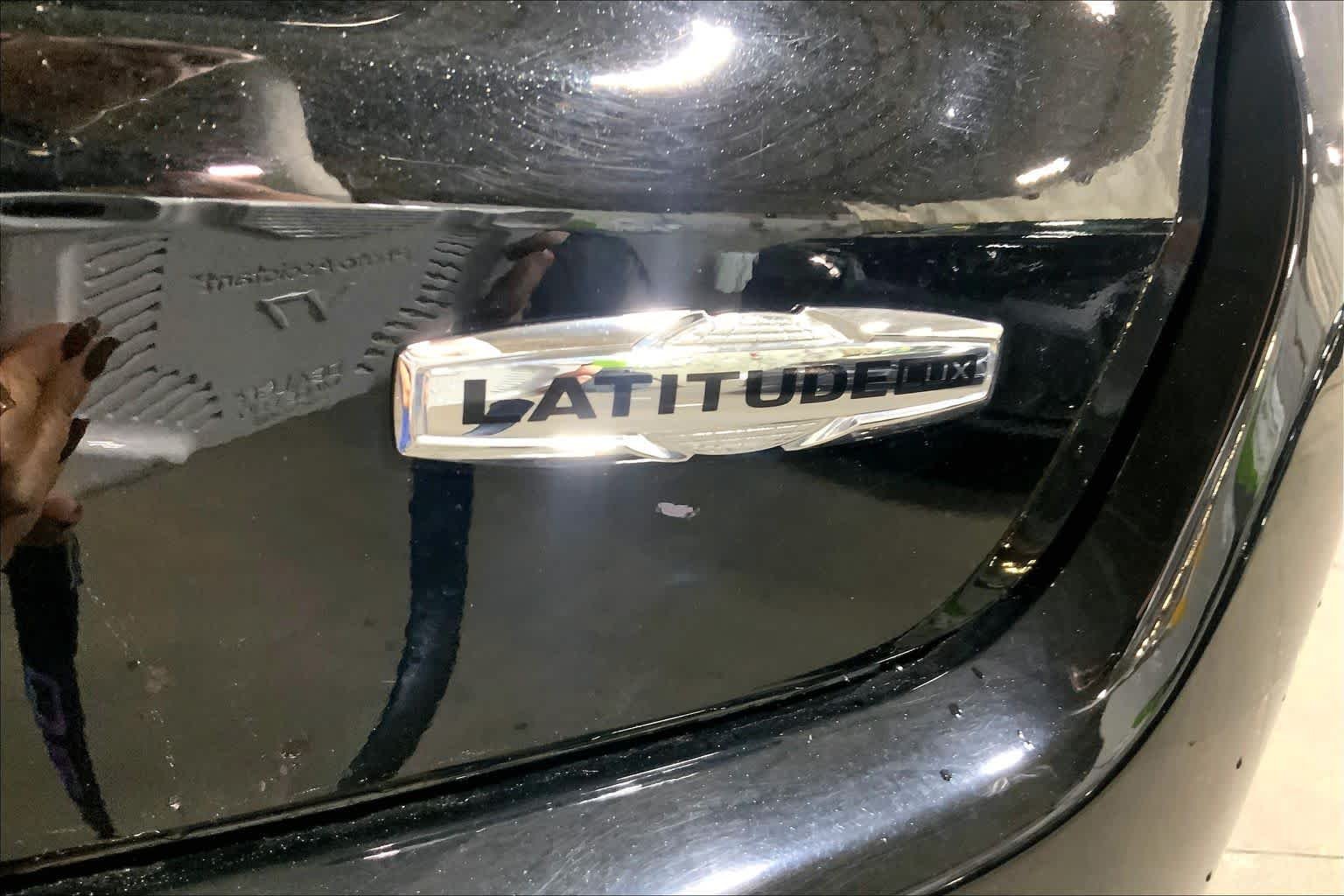 Used 2024 Diamond Black Crystal Pearlcoat Jeep Latitude Lux image 10