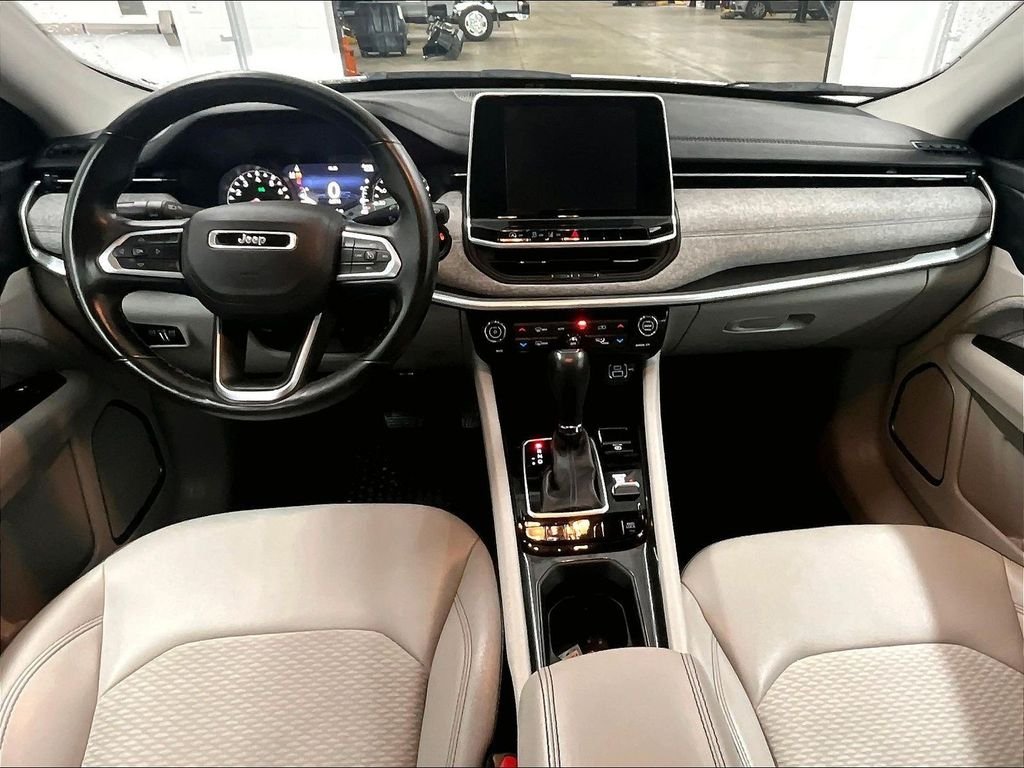 Used 2022 White Jeep Latitude image 21