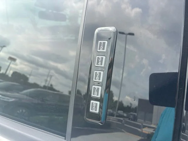 Used 2024 Star White Ford Platinum image 4