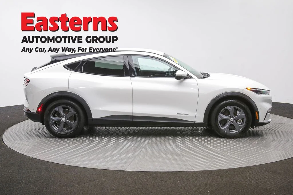Used 2021 White Ford Select image 4