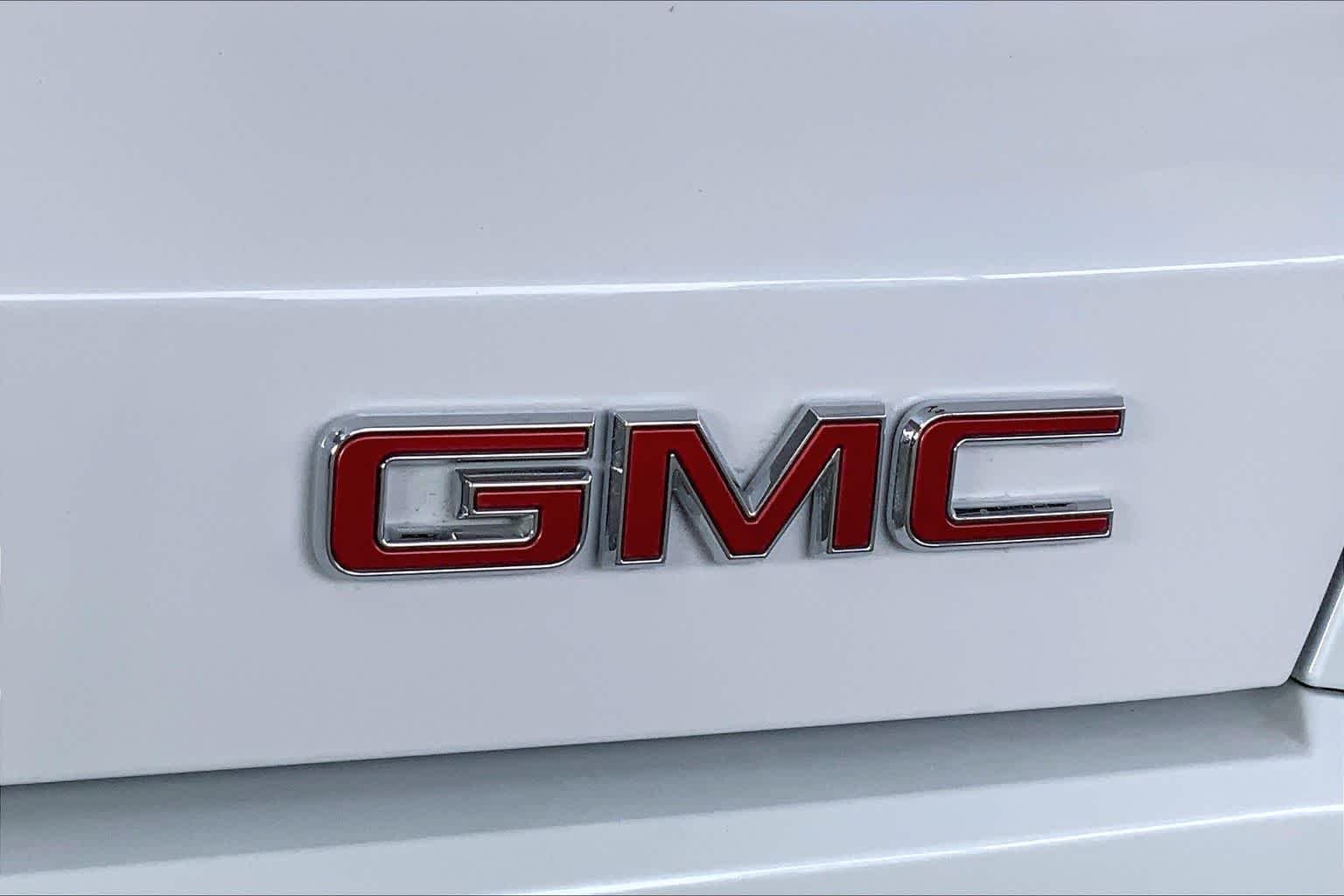 Used 2026 Glacier White Tricoat GMC AWD Denali image 31