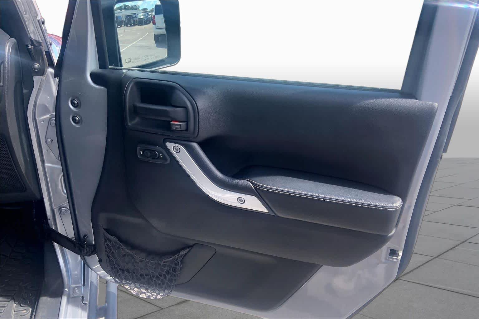 Used 2014 Billet Clearcoat Metallic Jeep Rubicon X image 23