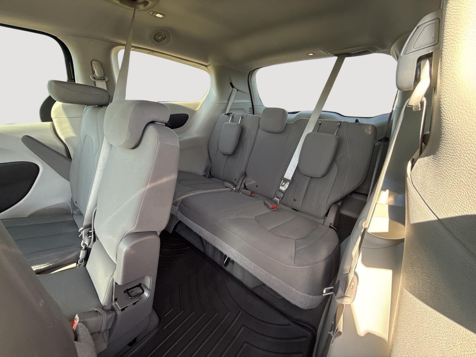 Used 2017 Jazz Blue Pearlcoat Chrysler Touring image 7