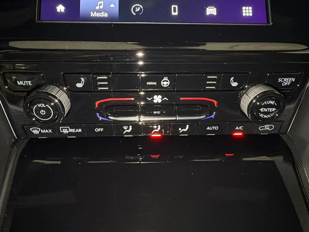New 2026 Bright White Clear-Coat Exterior Paint Jeep Laredo X image 31