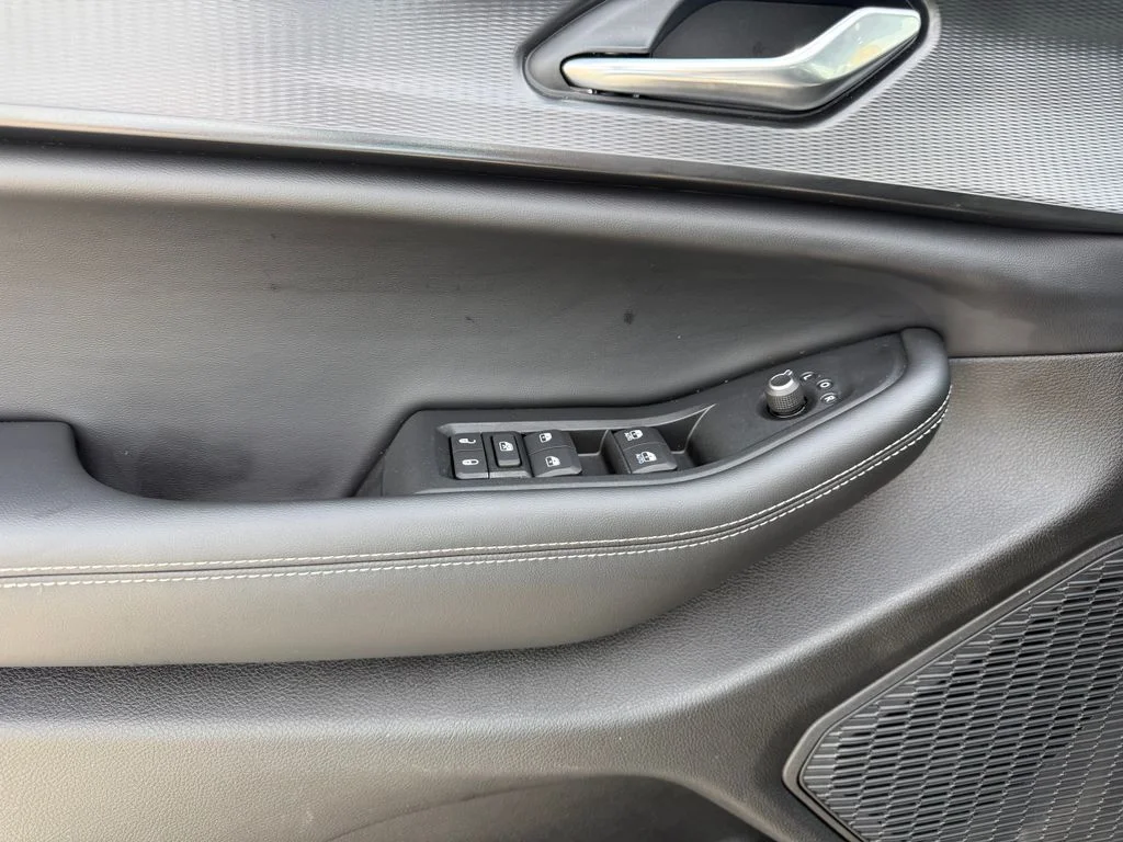 Used 2025  Jeep Altitude X image 5