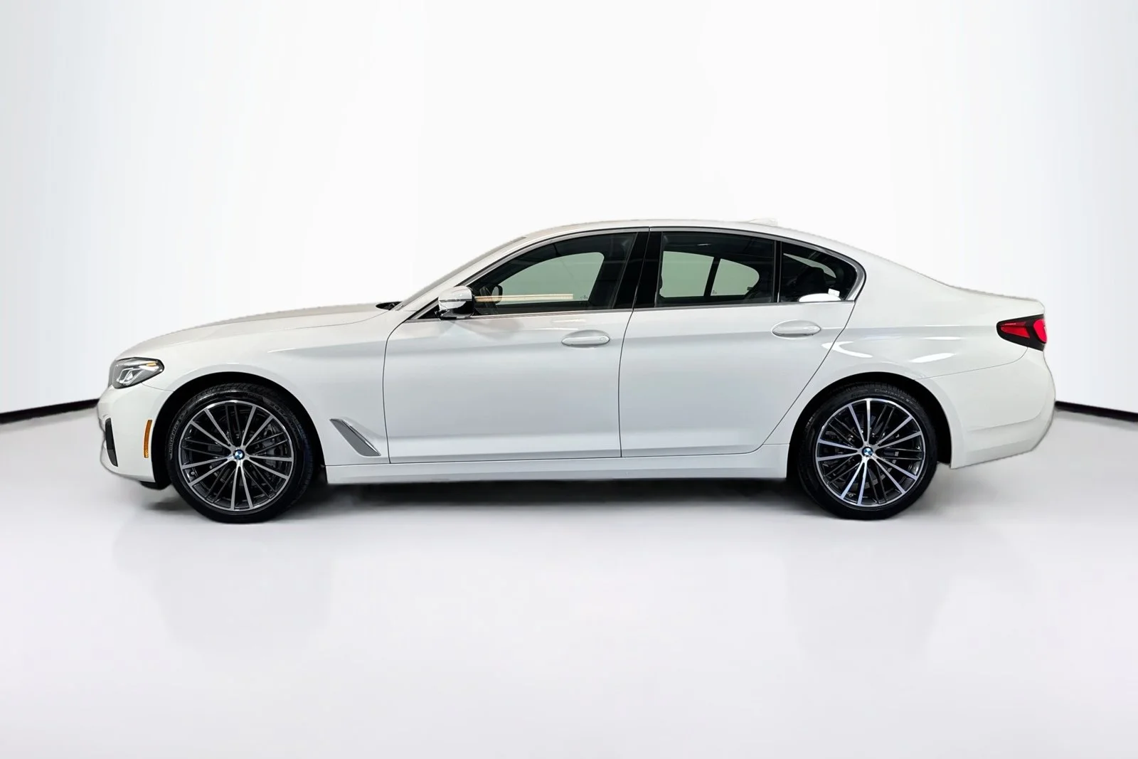 Used 2023 Alpine White BMW 540i image 8