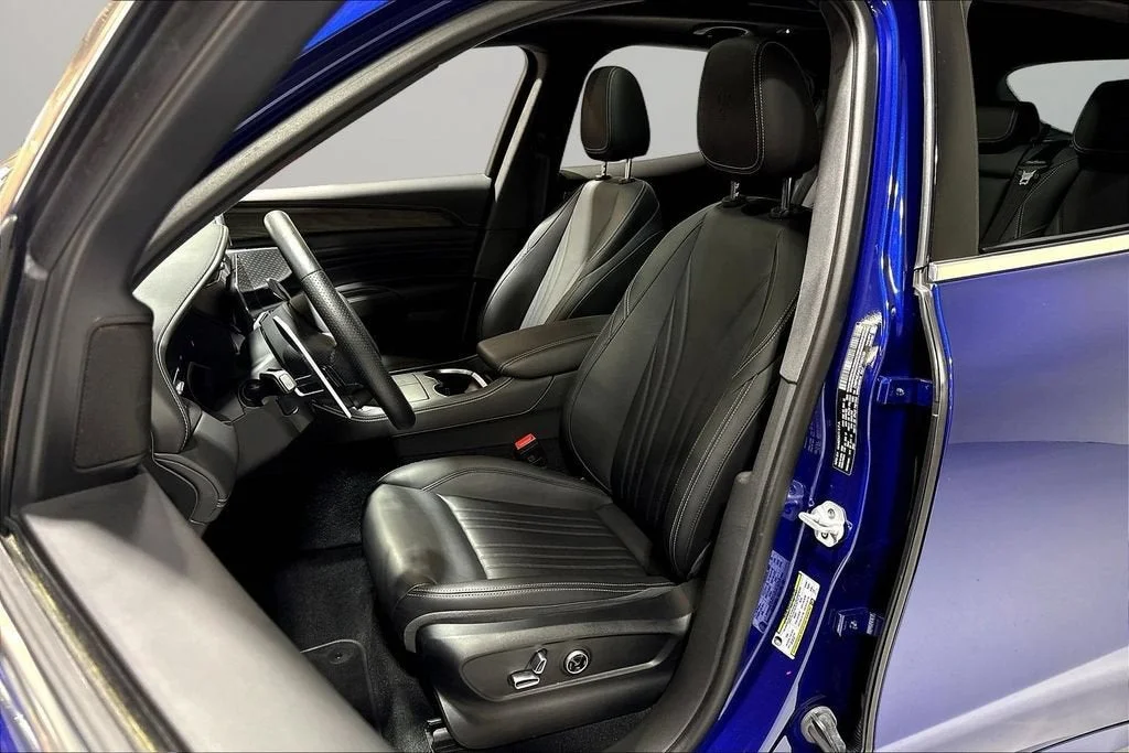 Used 2025 Blu Intenso Metallic Maserati  image 21