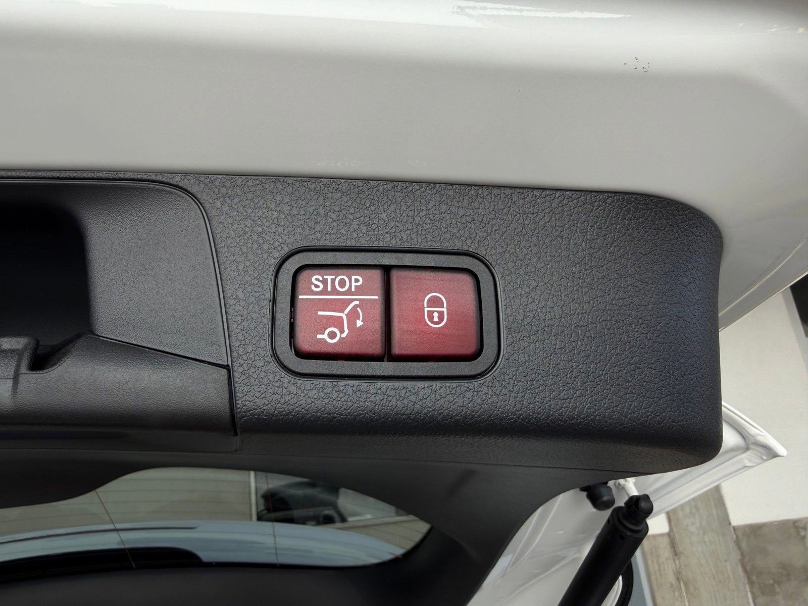 New 2026 Polar White Mercedes-Benz GLB 250 image 46