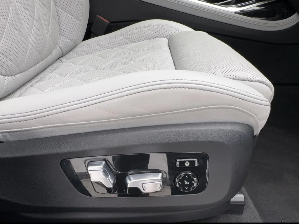 Used 2024 White BMW xDrive40i image 42