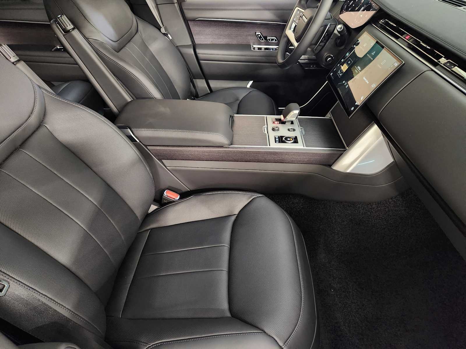 New 2027 Carpathian Grey Premium Metallic Land Rover SE image 3