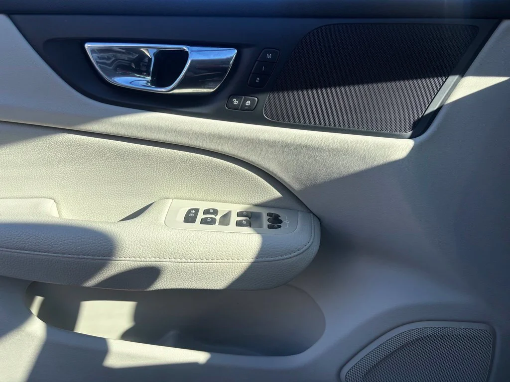 Used 2019 Beige Volvo T6 Momentum image 20