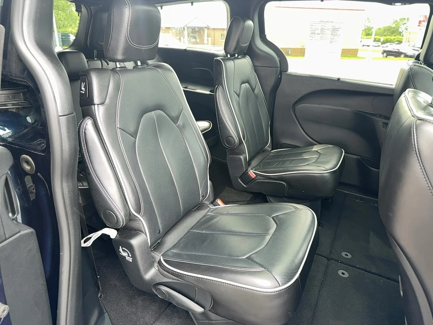 Used 2025 Fathom Blue Pearlcoat Chrysler Limited image 33