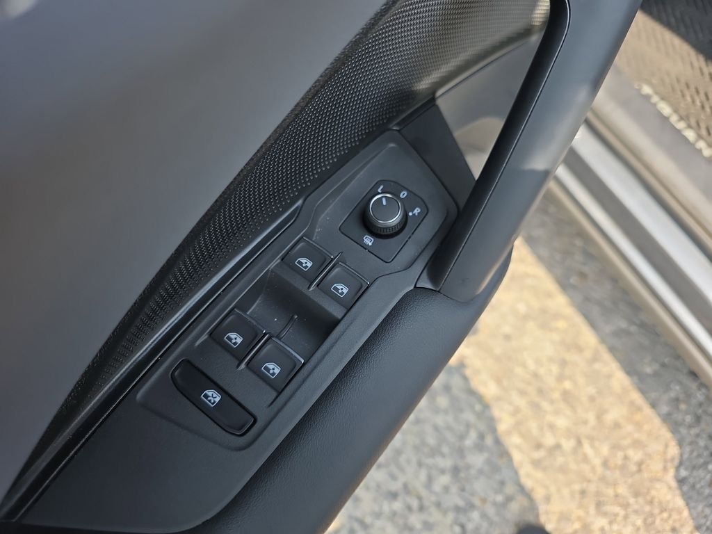 Used 2025  Volkswagen 2.0T SE image 19