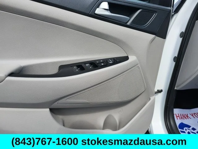 Used 2020 White Hyundai SE image 14