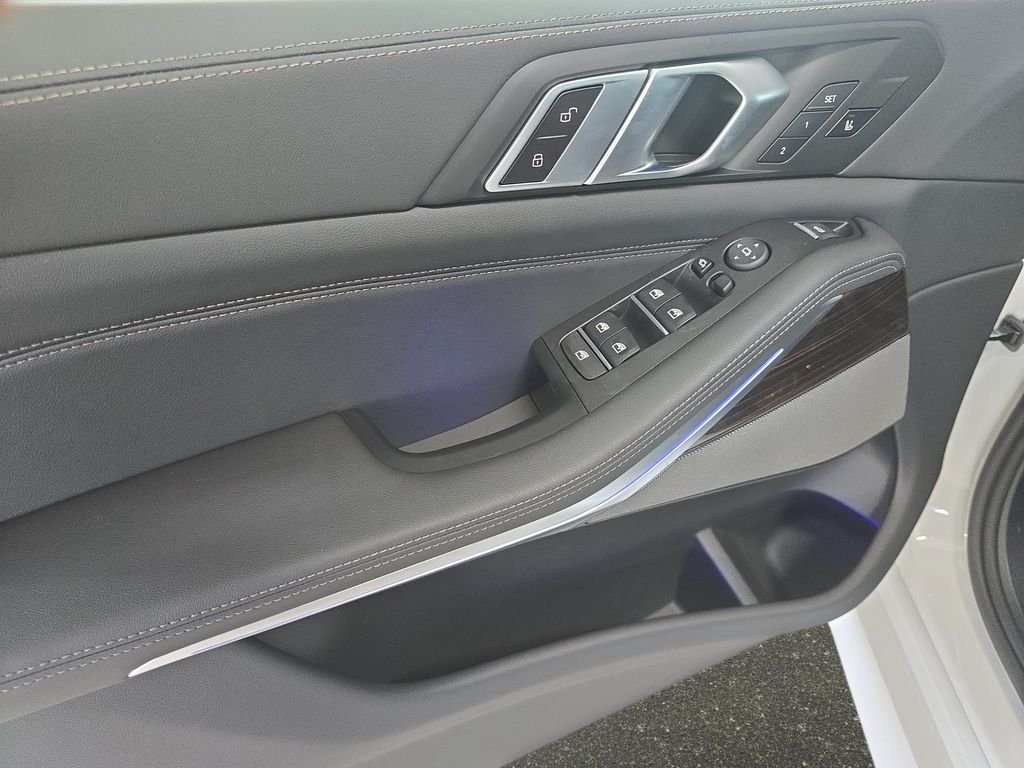 New 2026 Mineral White Metallic BMW sDrive40i image 13