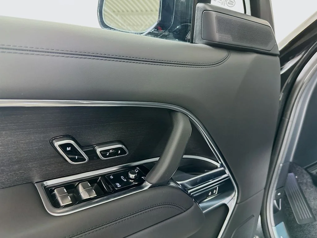 New 2026 Santorini Black Land Rover SE image 23