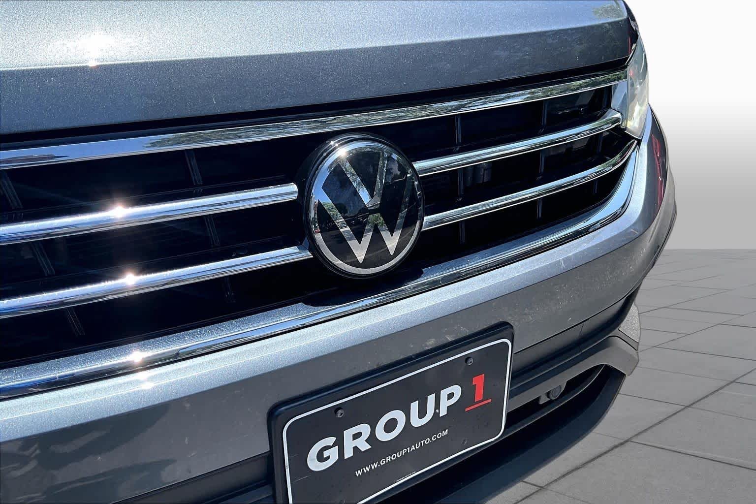 Used 2023 Platinum Gray Metallic Volkswagen SE image 32