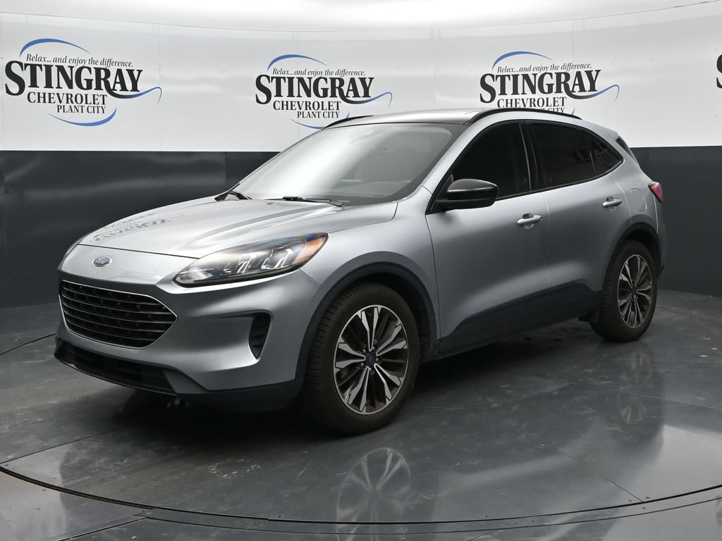 Used 2022 Silver Ford SE image 3