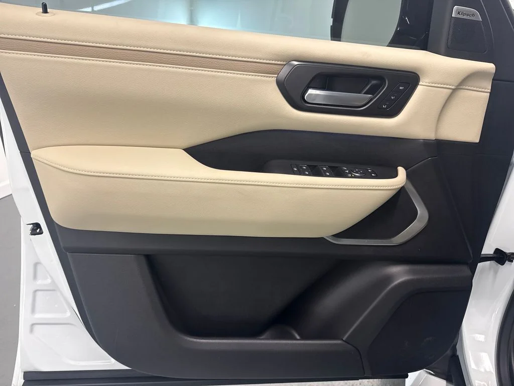 New 2026 Everest White TriCoat Nissan Platinum Reserve image 11