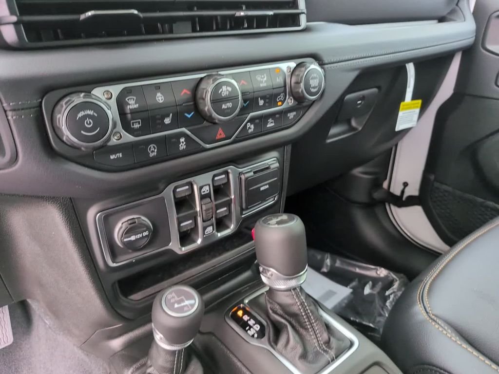 New 2026 Bright White Clear-Coat Exterior Paint Jeep Sahara image 28