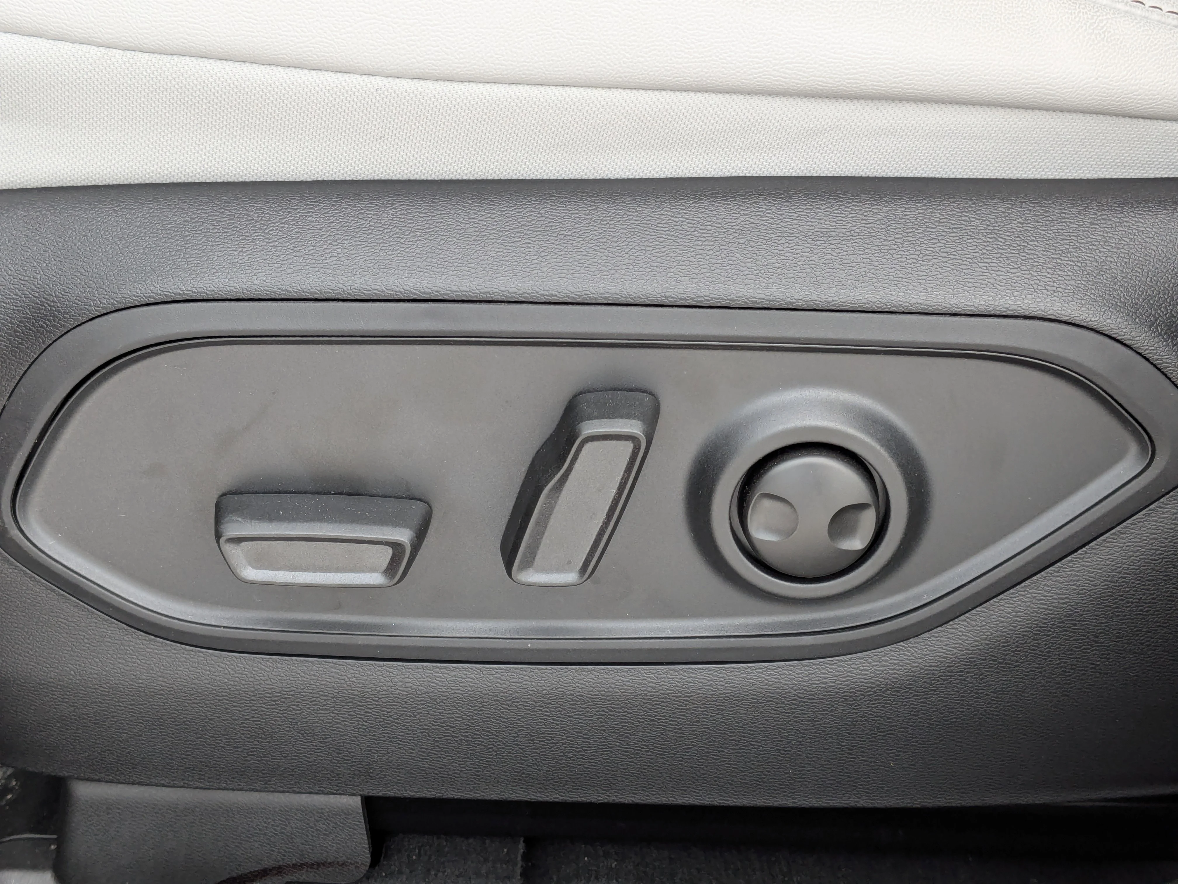 New 2026 Red Jeep Limited - - Power Sunroof - Power Liftgate - Remote Start & tons more! image 17