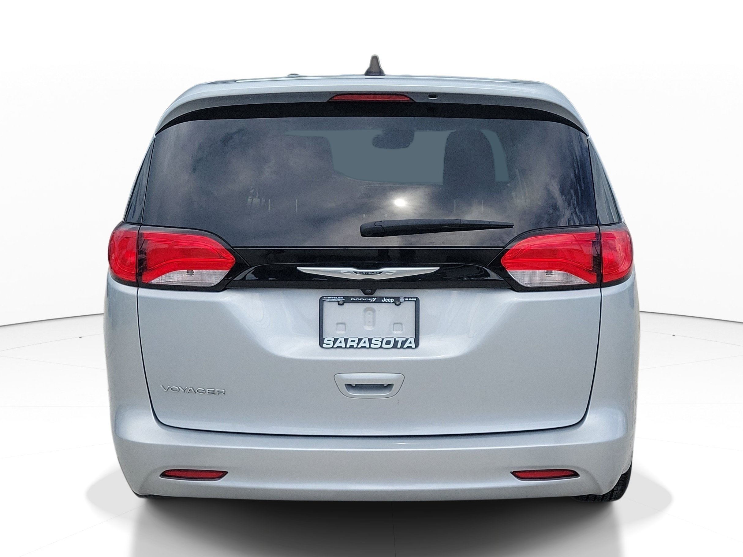 Used 2023 Silver Mist Clearcoat Chrysler LX image 5