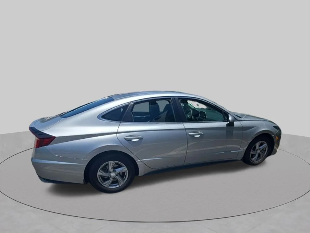Used 2021 Silver Hyundai SE image 5