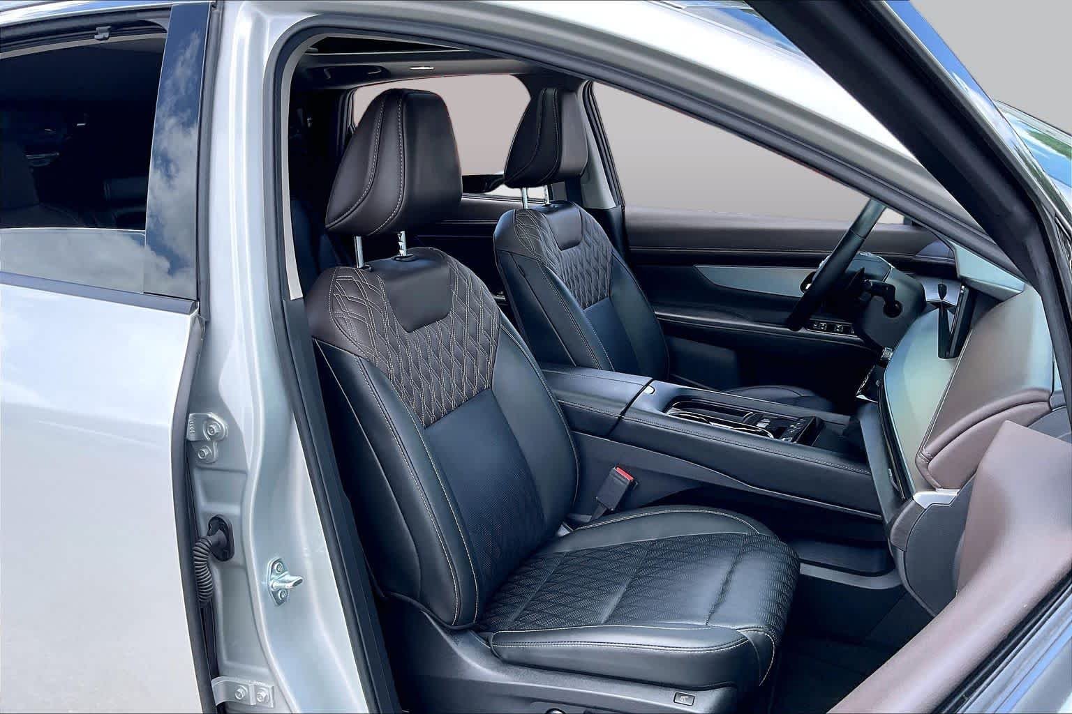 Used 2025 Silver Nissan Platinum image 9