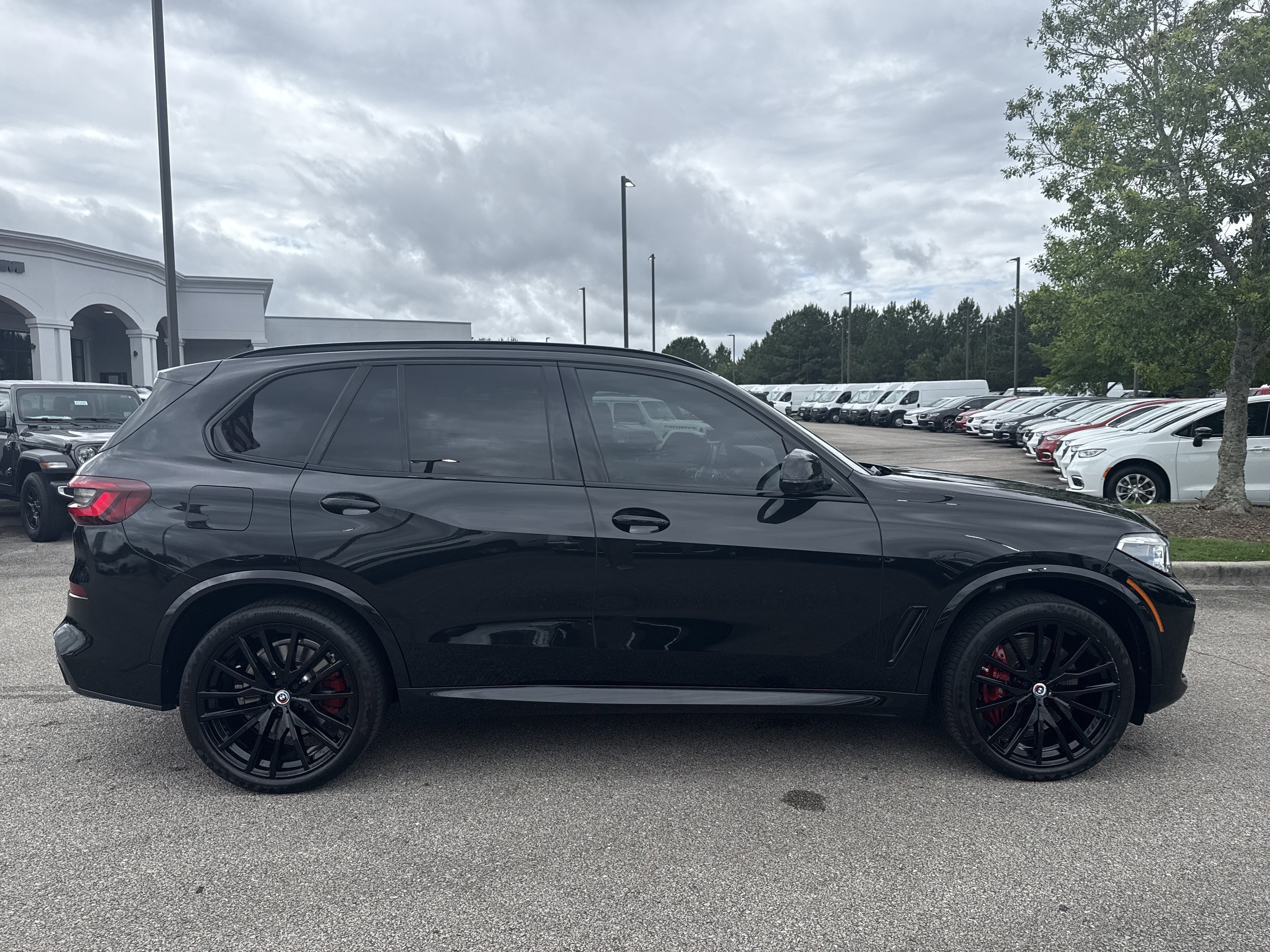 Used 2023 Black Sapphire Metallic BMW M50i image 8