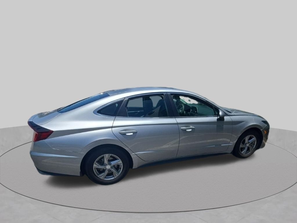 Used 2021 Silver Hyundai SE image 5