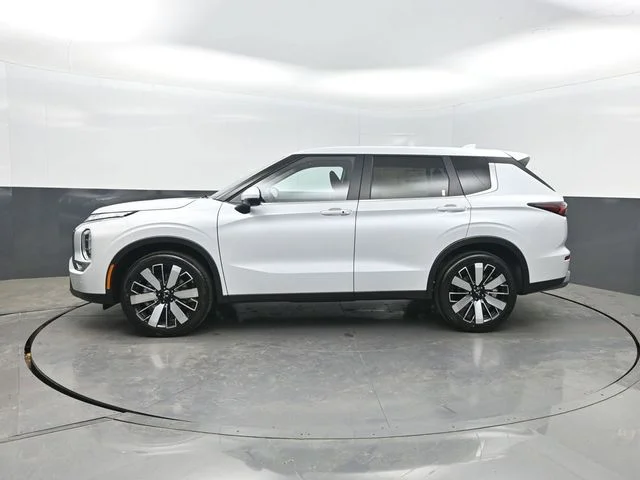 New 2026 White Mitsubishi SE image 3