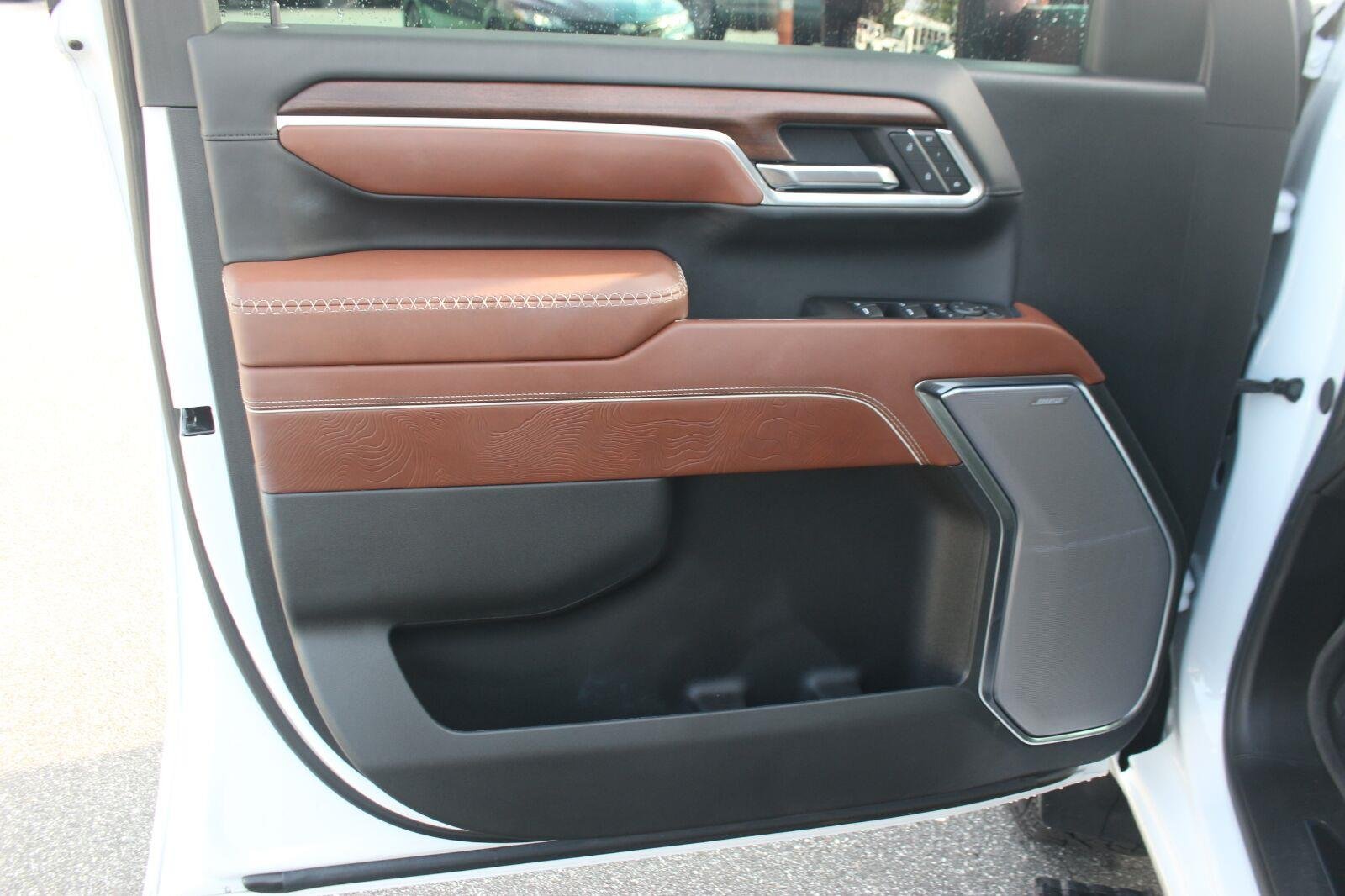 Used 2025 White Frost Tricoat GMC Denali Ultimate image 13